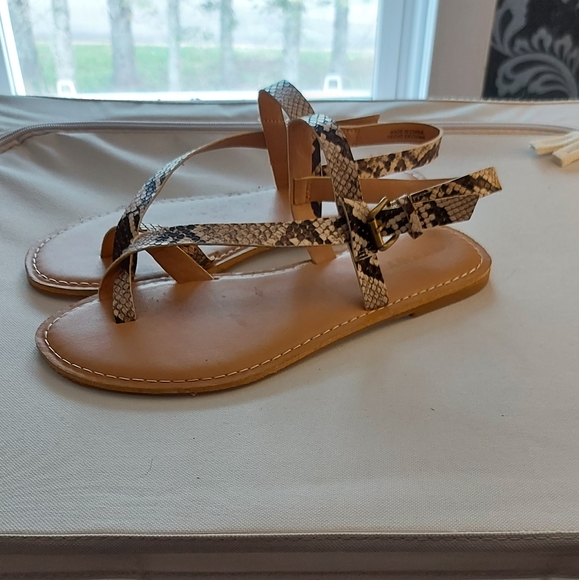 🌷Old Navy Sandals - Picture 3 of 6